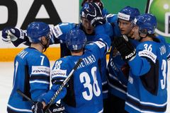 Finové polovinu zápasu tápali, pak Francii zničili