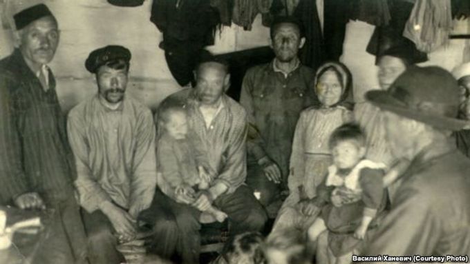 Skupina "přesídlenců" na Ostrově kanibalů v roce 1933.