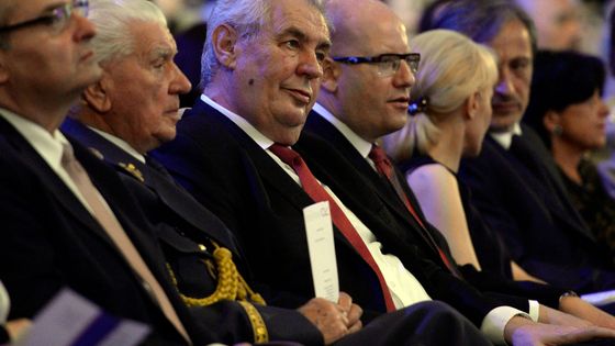 Foto: Od Zemáku ke kalašnikovu. Dlouhá a křehká historie Miloše Zemana a Bohuslava Sobotky