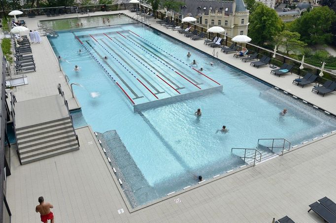 Karlovarský hotel Thermal a přilehlý bazén po rekonstrukci.