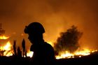 Lesní požár u Atén opět nabral na síle, nejméně dva lidé při něm zemřeli