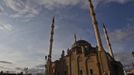 Women pass by the Heart of Chechnya mosque in Grozny in Chechnya, April 22, 2013. If Tamerlan Tsarnaev was already plotting the Boston Marathon bombings when he stayed in this bustling Russian city at the heart of an Islamist insurgency last year, neighbours say he hid it well. The ethnic Chechen killed in a shootout with U.S. police last week spent at least a month last summer helping his father renovate his first-floor apartment next door to a dentistry in Makhachkala, a city in the Dagestan region on the Caspian Sea. The Caucasian Knot website, which monitors the violence, says 124 people were killed and 75 wounded in the first three months of his year in predominantly Muslim Russian provinces that stretch almost from the Caspian to the Black Sea, and include Dagestan and Chechnya. REUTERS/Maxim Shemetov (RUSSIA - Tags: CRIME LAW CIVIL UNREST SOCIETY RELIGION) Published: Dub. 22, 2013, 7:03 odp.