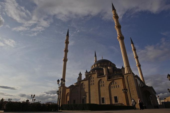 Women pass by the Heart of Chechnya mosque in Grozny in Chechnya, April 22, 2013. If Tamerlan Tsarnaev was already plotting the Boston Marathon bombings when he stayed in this bustling Russian city at the heart of an Islamist insurgency last year, neighbours say he hid it well. The ethnic Chechen killed in a shootout with U.S. police last week spent at least a month last summer helping his father renovate his first-floor apartment next door to a dentistry in Makhachkala, a city in the Dagestan region on the Caspian Sea. The Caucasian Knot website, which monitors the violence, says 124 people were killed and 75 wounded in the first three months of his year in predominantly Muslim Russian provinces that stretch almost from the Caspian to the Black Sea, and include Dagestan and Chechnya. REUTERS/Maxim Shemetov (RUSSIA - Tags: CRIME LAW CIVIL UNREST SOCIETY RELIGION) Published: Dub. 22, 2013, 7:03 odp.