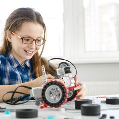 Dívka, robot, robotika, programování, škola, pokus, technika, třída