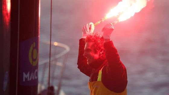 Kolem světa za necelých 65 dní. Francouz slavil triumf v extrémním jachtařském závodě