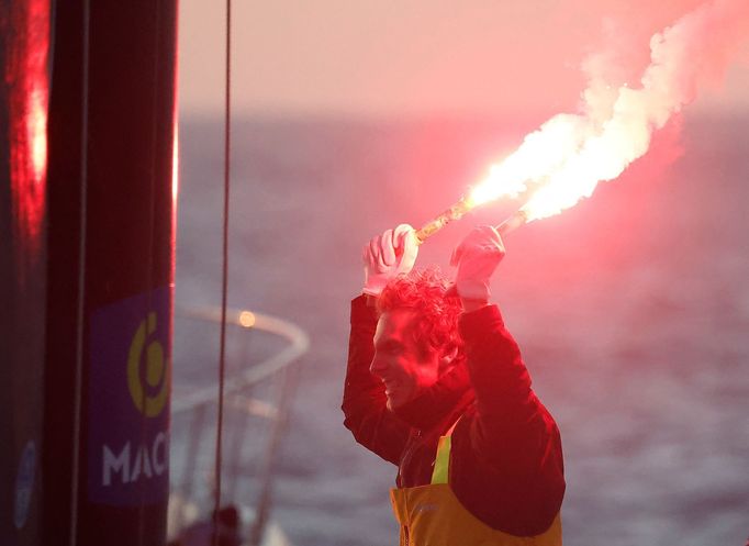 Francouz Charlie Dalin slaví vítězství v jachtařském závode kolem světa Vendée Globe