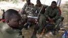 Malian soldiers listen to the news on a radio in the recently liberated town of Diabaly January 24, 2013. REUTERS/Eric Gaillard (MALI - Tags: CIVIL UNREST CONFLICT MILITARY POLITICS) Published: Led. 24, 2013, 6:16 odp.