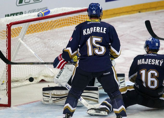 Hokejisté Kladna Tomáš Kaberle a Ivan Majeský přihlížejí inkasovanému gólu v 5. kole Tipsport extraligy 2012/13 s Pardubicemi.