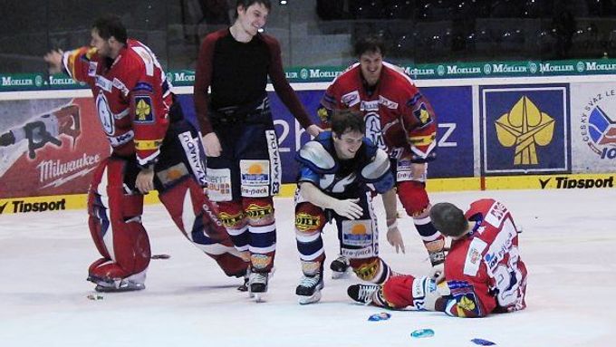 Hokejové oslavy mohly v Pardubicích vypuknout posedmé za sebou.