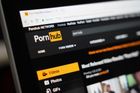 Přes třicet žen žaluje Pornhub za zveřejnění videí, kde jsou znásilňovány či zneužity
