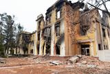Poškozený a ohořelý dům na fotografii sloužil ještě nedávno jako škola. Stanice CNN uvádí, že v Charkově ruské ostřelování poškodilo minimálně tři školní budovy. Od začátku ruské invaze se v ukrajinských školách nevyučuje. Z jedné z nich byly jen patnáct minut před útokem evakuovány děti, které ve škole bydlí. Šlo o 54 sirotků s očními vadami.