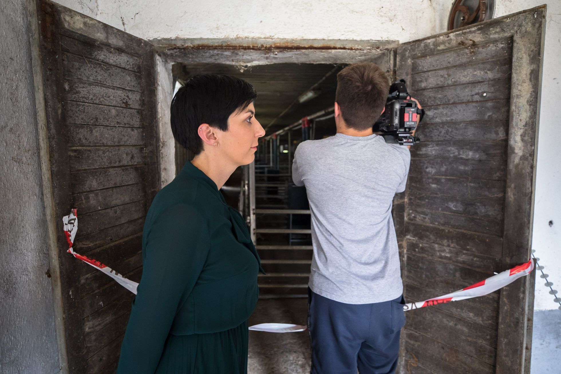 Symbolické zahájení demolice vepřína v Letech u Písku na místě koncentračního tábora pro Romy / romský holocaust