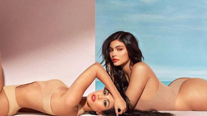 Kylie v reklamě na vlastní kosmetickou značku se sestrou Kourtney