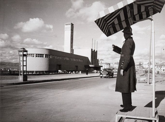 Jedna z mnoha budov v nového hlavním města Turecka Ankaře. Snímek z roku 1935.