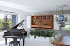 Pýchou společenské místnosti a jídelny je klavírní křídlo. Systém, který už zmínili architekti, umožňuje například to, aby k hudbě nebyl potřeba člověk.