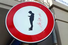 "Smartphone nedostaneš." Závislost dětí na mobilech vede rodiče k radikálním zákazům