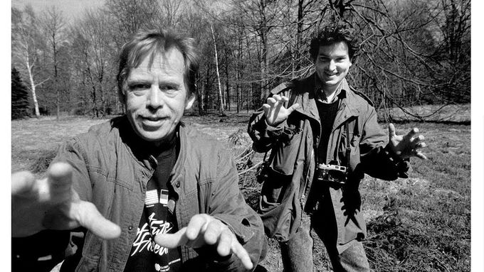 Václav Havel a Tomki Němec na fotografii z počátku 90. let. "Tehdy to byla jízda, po roce 1993 se ale už Havel proměnil ve státníka," vzpomíná Němec.