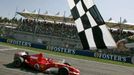 Michael Schumacher s Ferrari projíždí vítězně cílovou čáru Velké ceny San Marina.