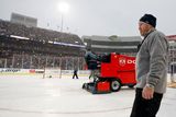 Jeden z funkcionářů NHL Dan Craig sleduje úpravy ledu, které kvůli sněžení musely být pečlivější než obvykle