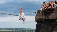 V kategorie lifestyle byl na Czech Press Photo nominovaný i Bíbův snímek ze svatby úspěšné české highlinerky Anny Kuchařové. Obřad se odehrával v Tisé u Děčína.