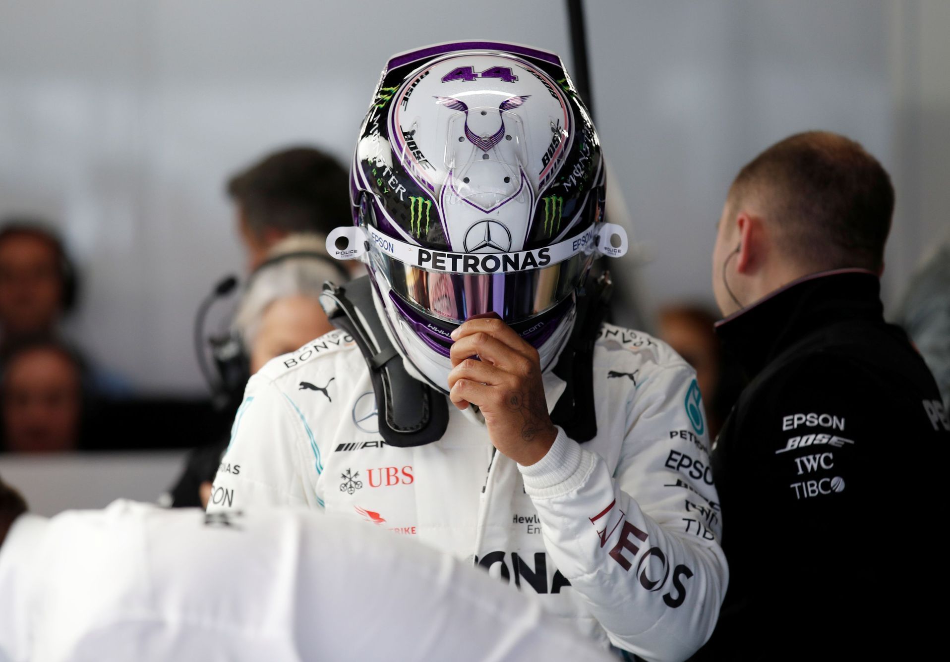 Pilot Mercedesu Lewis Hamilton při prvních testech F1 v Barceloně 2020