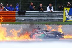 Salač v Rakousku útočil na první desítku, v MotoGP hořely motorky