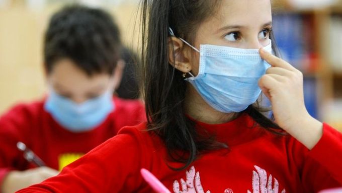 Prasečí chřipka zasáhla i Česko. Školy, ve kterých je velký počet nemocných dětí, mohou vyhlásit mimořádné volno.