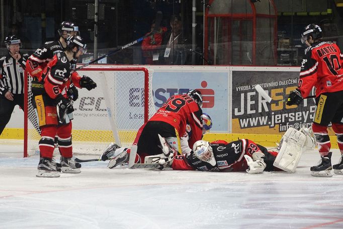 Znojemští hokejisté nedokázali využít podpory vyprodané arény a prohráli doma se Salcburkem 2:6.