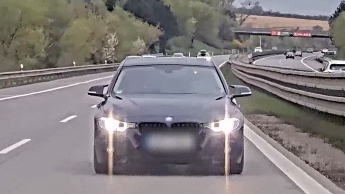 Řidička BMW byla překvapená, když zjistila, komu se lepí na zadek.