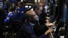 Traders work on the floor of the New York Stock Exchange June 22, 2012. REUTERS/Shannon Stapleton (UNITED STATES - Tags: BUSINESS) Published: Čer. 22, 2012, 2:14 odp.