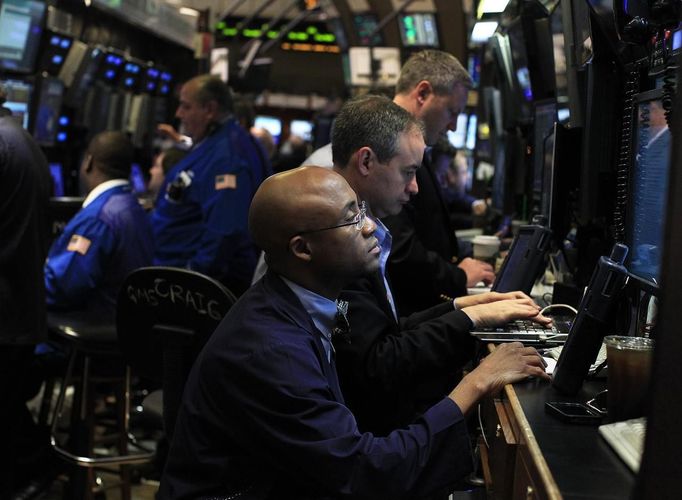 Traders work on the floor of the New York Stock Exchange June 22, 2012. REUTERS/Shannon Stapleton (UNITED STATES - Tags: BUSINESS) Published: Čer. 22, 2012, 2:14 odp.