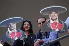 Fanoušci s podobiznami Sergie Péreze ve VC Mexika formule 1 2021