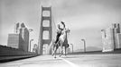 Jezdec na koni se projíždí přes visutý most Golden Gate Bridge u San Francisca v Kalifornii v USA. 27. 5. 1937