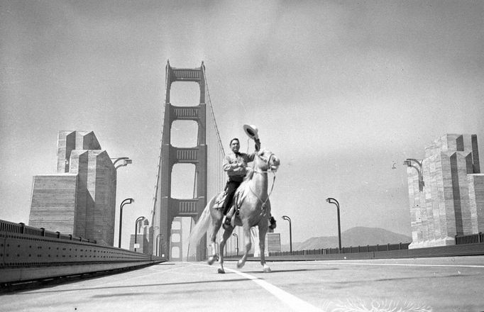 Jezdec na koni se projíždí přes visutý most Golden Gate Bridge u San Francisca v Kalifornii v USA. 27. 5. 1937