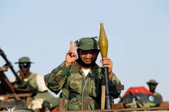 Kaddáfího Syrta dál odolává povstalcům, bojům navzdory