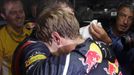 Dojatý Sebastian Vettel po VC Brazílie, kde si zajistil třetí titul mistra světa formule 1 v řadě.