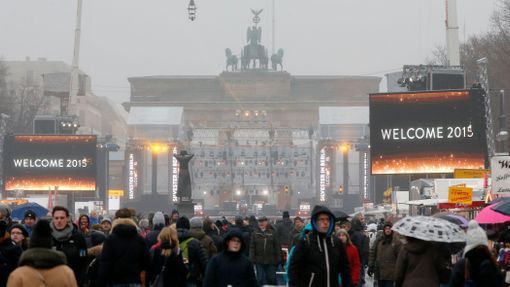 Oslavy před Braniborskou bránou v Berlíně začaly již v časném odpoledni.