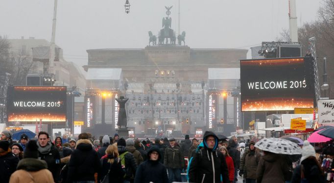 Oslavy před Braniborskou bránou v Berlíně začaly již v časném odpoledni.