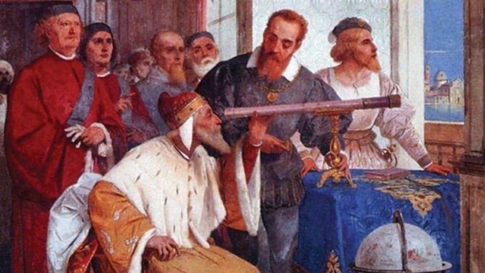 Freska malíře Giuseppe Bertiniho (1825-1898). Galileo Galilei na ní ukazuje benátskému dóžeti, jak používat dalekohled.