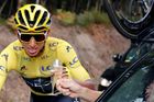 Žluté kolo, žlutý trikot a šampaňské. Kolumbijec Bernal je vítězem Tour de France