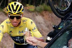 Žluté kolo, žlutý trikot a šampaňské. Kolumbijec Bernal je vítězem Tour de France