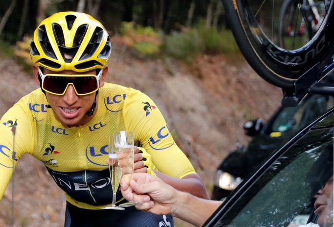 Slavící vítěz Tour de France 2019 Egal Bernal