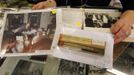 A pen used by the former U.S. President John F. Kennedy at the signing of the "Interdiction of the Delivery of Offensive Weapons to Cuba" next to a photo of the signing are displayed as part of the McInnis Auctioneers Presidential Auction in Amesbury, Massachusetts February 10, 2013. The auction which features the estate of the late David Powers, special assistant to former president John F. Kennedy, will take place on February 17. REUTERS/Jessica Rinaldi (UNITED STATES - Tags: POLITICS BUSINESS) Published: Úno. 10, 2013, 9:55 odp.