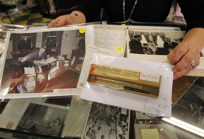 A pen used by the former U.S. President John F. Kennedy at the signing of the "Interdiction of the Delivery of Offensive Weapons to Cuba" next to a photo of the signing are displayed as part of the McInnis Auctioneers Presidential Auction in Amesbury, Massachusetts February 10, 2013. The auction which features the estate of the late David Powers, special assistant to former president John F. Kennedy, will take place on February 17. REUTERS/Jessica Rinaldi (UNITED STATES - Tags: POLITICS BUSINESS) Published: Úno. 10, 2013, 9:55 odp.