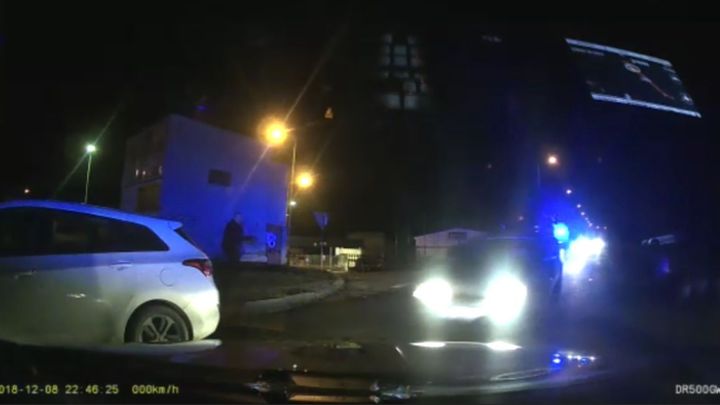 Muž ujížděl policistům v Praze stokilometrovou rychlostí. Nezastavily ho ani výstřely