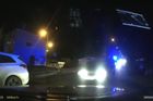 Muž ujížděl policistům v Praze stokilometrovou rychlostí. Nezastavily ho ani výstřely