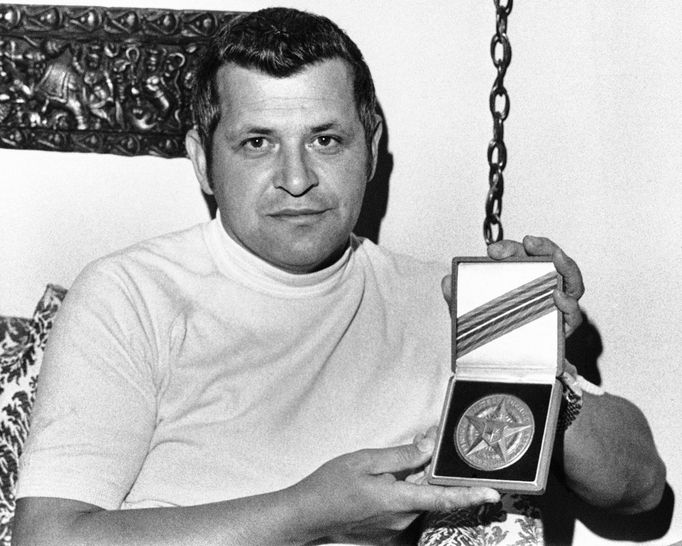 Francis Gary Powers drží medaili CIA Intelligence Star for Valor, kterou obdržel 16. dubna 1970 za své zásluhy během incidentu s letounem U-2.