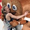 Alice Finotová se objímá s maskotem po finále na 3000 metrů na HME 2021