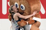 Stříbrná vytrvalkyně Alice Finotová z Francie se po finále běhu na 3000 m vášnivě objala s maskotem šampionátu, stylizovaným perníčkem.