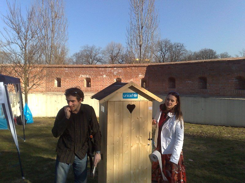 UNICEF vybíral na záchodky